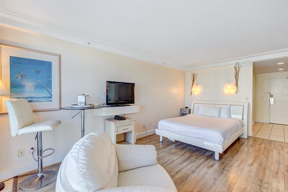 Bed, TV and multimedia, Seating area