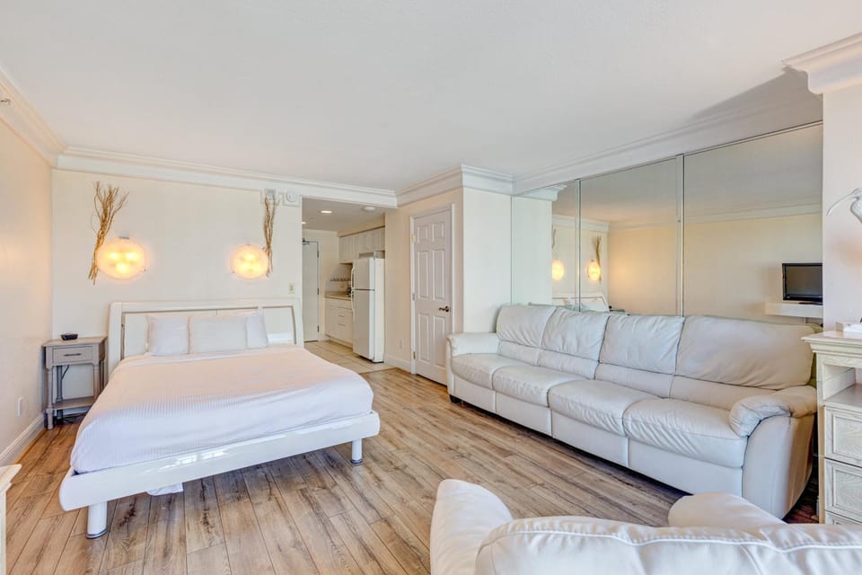 Bed, Seating area