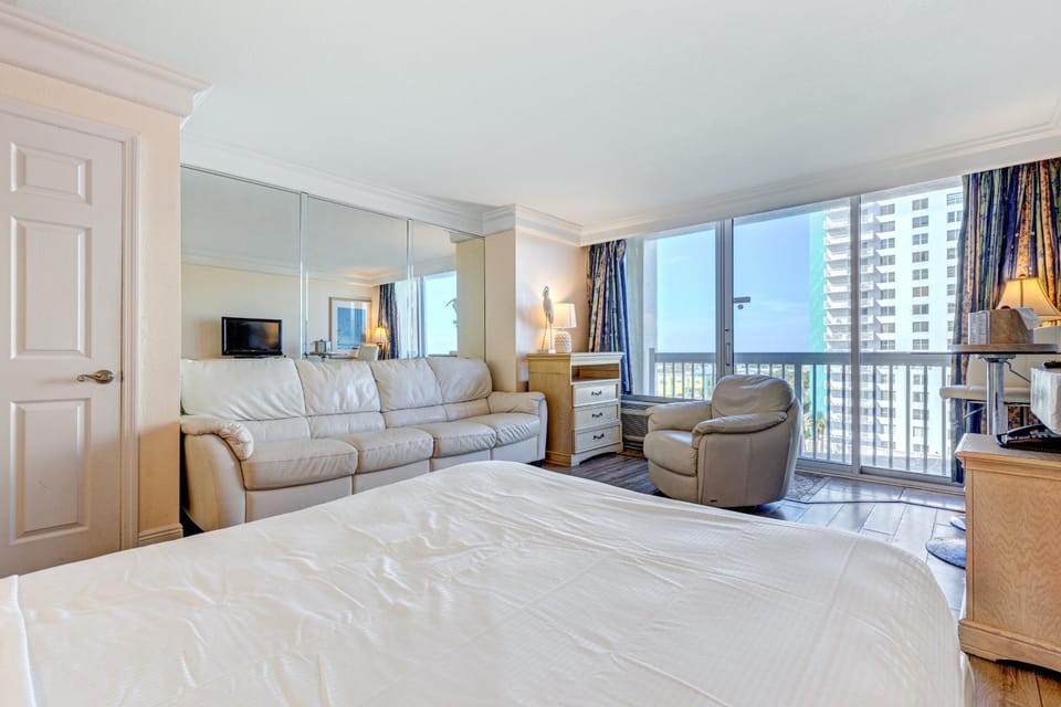 Bed, Seating area, Bedroom