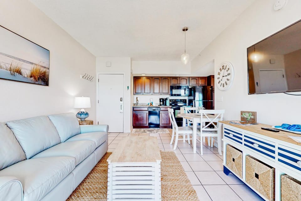 Kitchen or kitchenette, Living room, Seating area, Dining area