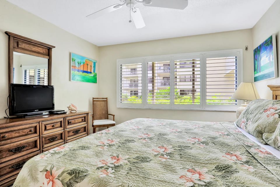 Bed, TV and multimedia, Bedroom