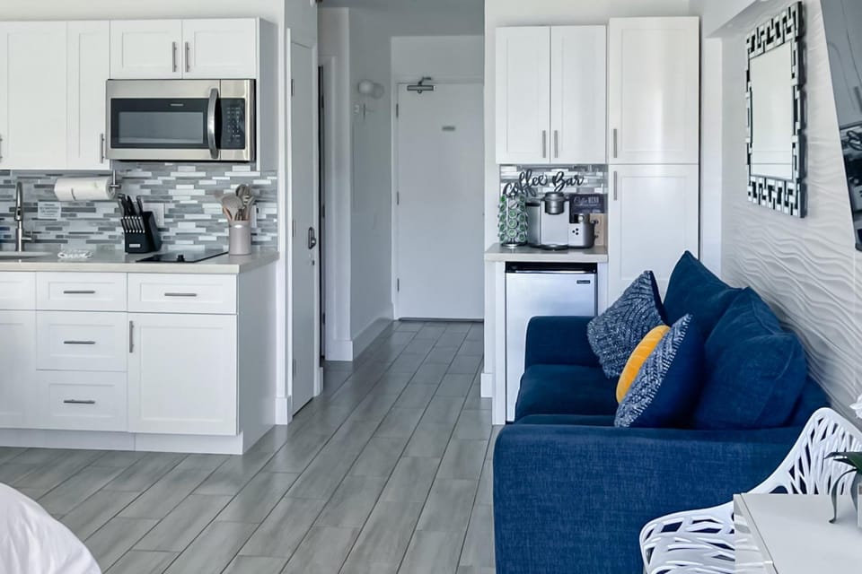 Kitchen or kitchenette, Living room, oven