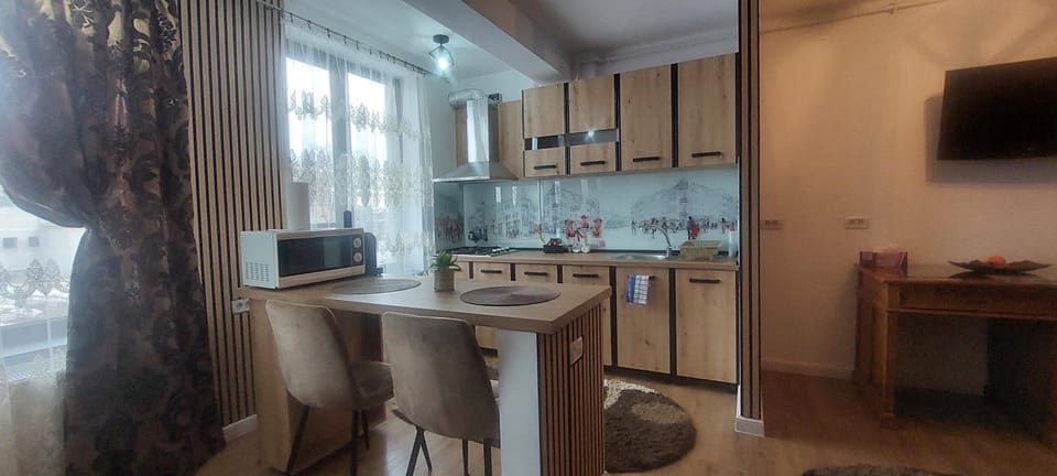 TV and multimedia, Kitchen or kitchenette, Dining area, oven, stove