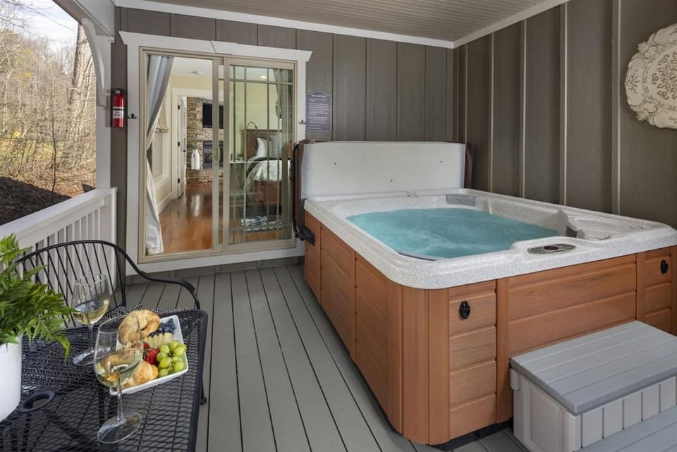 Poplar Cottage Hot Tub Spotless & Quiet House in Asheville