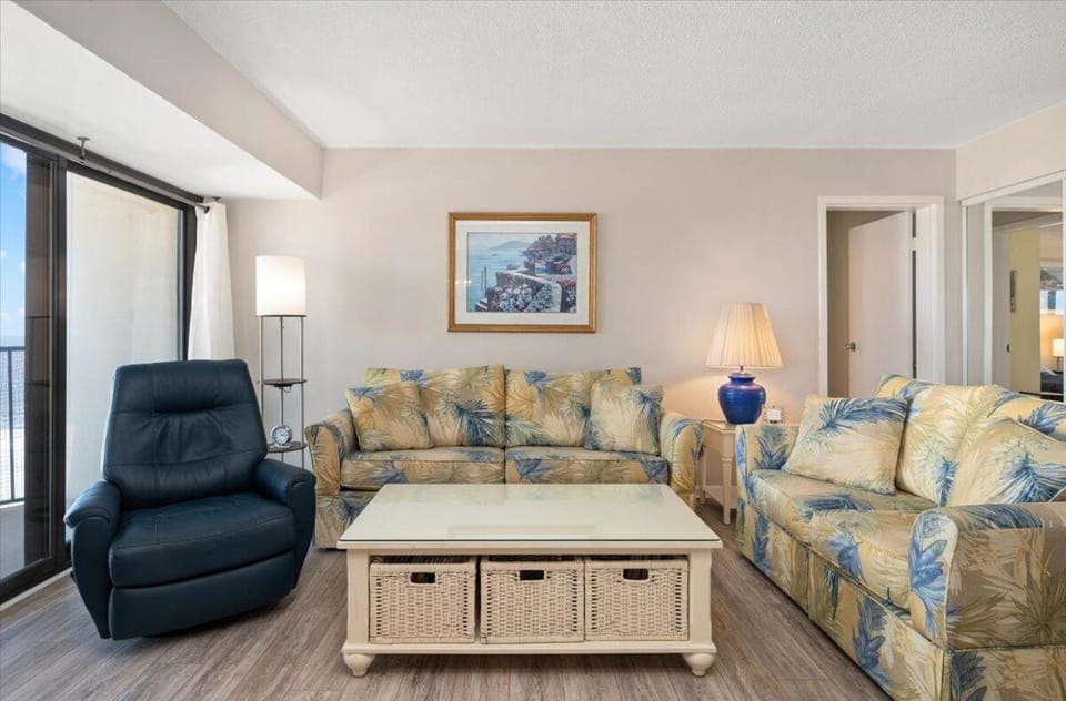 2 Bedroom condo with outdoor pool and ocean views House in Ocean City