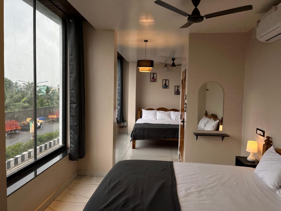 Bed, Photo of the whole room, City view, air conditioner