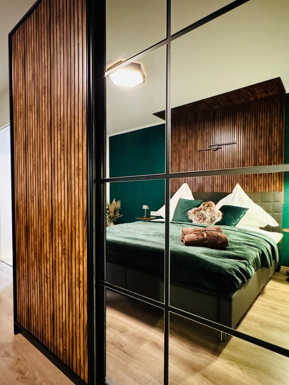 Photo of the whole room, Bedroom, wardrobe