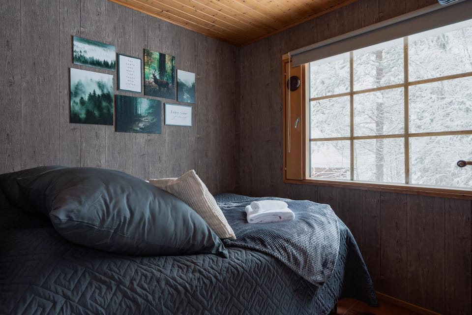 Bed, Bedroom, heating, internet, towels