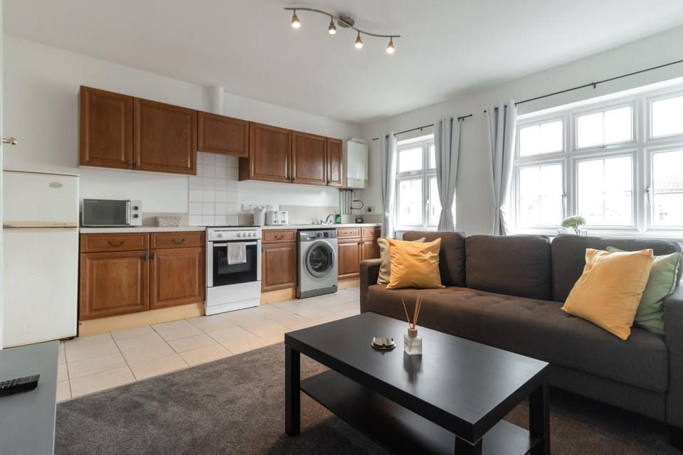 2BD, 2BA , High Street Ap, Close Transport Links! Apartment in Bromley