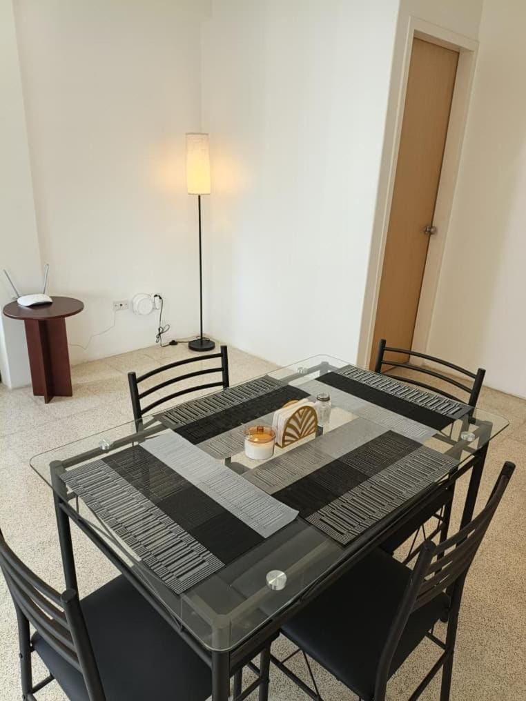 Lindo Apartamento 2 Habitaciones a 10 Minutos del Centro Comercial Sambil Candelaria en Caracas con Agua y Ascensor Apartment in Caracas