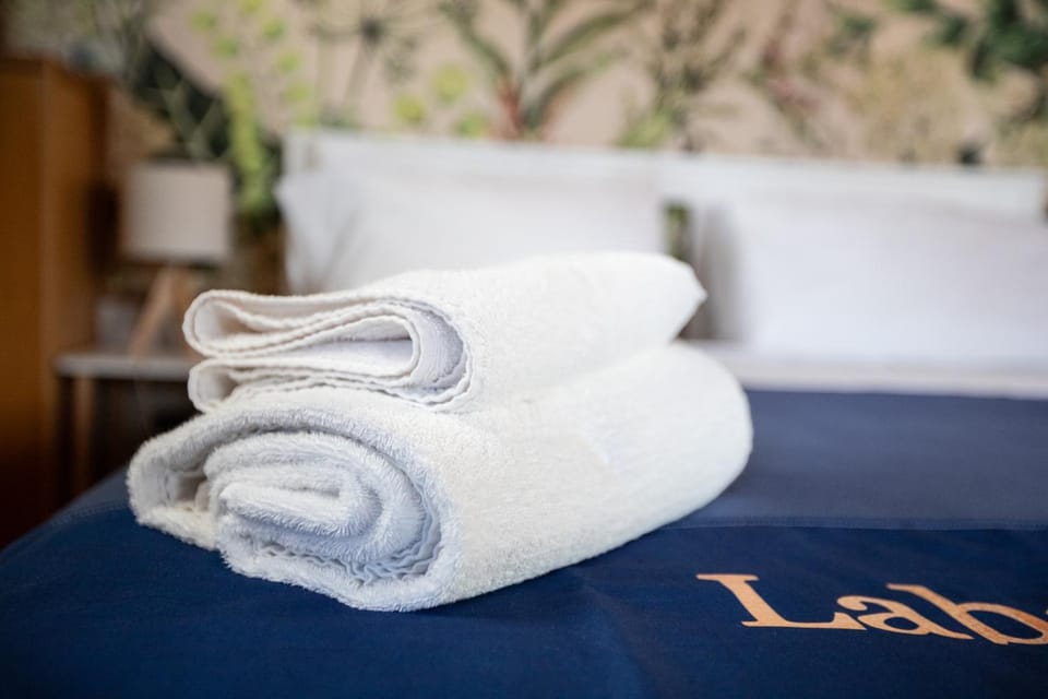 Bed, towels