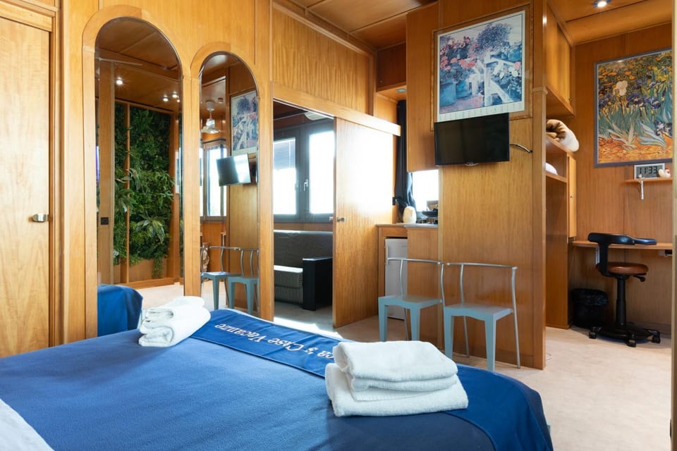 Bedroom, towels