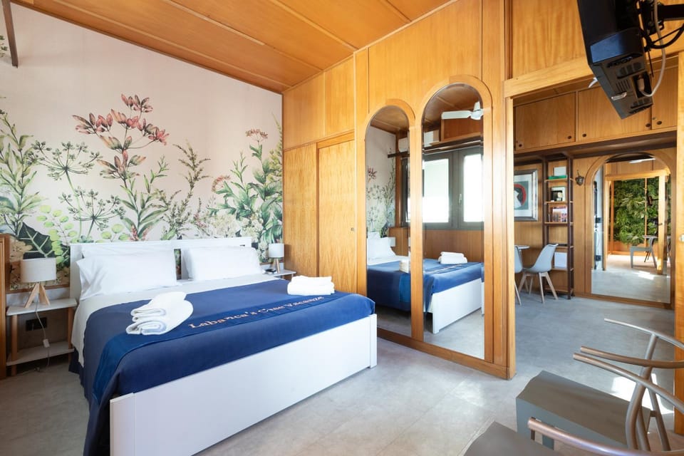 Communal lounge/ TV room, Bed, TV and multimedia, Living room, Photo of the whole room, Seating area, Evening entertainment, Bedroom, wardrobe