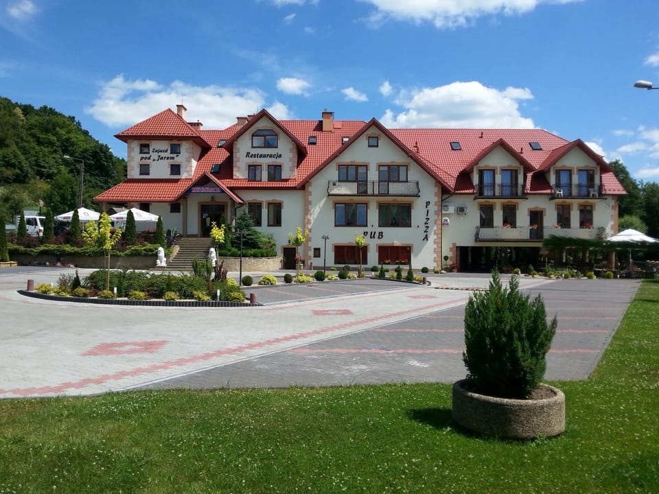 Property building, Neighbourhood, Garden, Parking