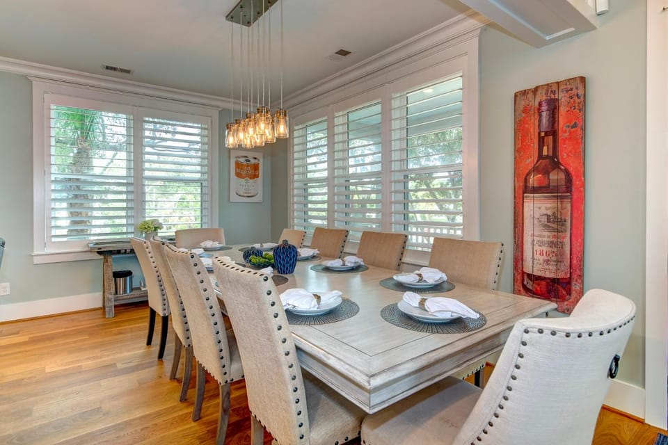 4202 Palm Blvd.- 7 bedrooms, pool, putting green, Ocean side of Palm Blvd. House in Isle of Palms