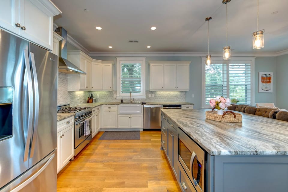 4202 Palm Blvd.- 7 bedrooms, pool, putting green, Ocean side of Palm Blvd. House in Isle of Palms