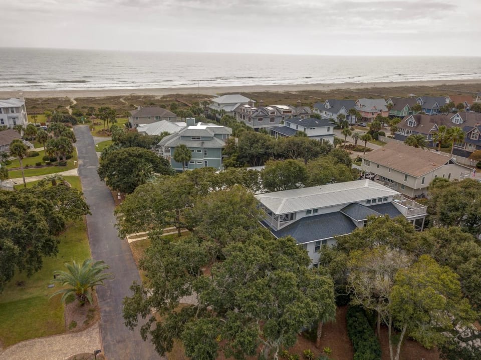 4202 Palm Blvd.- 7 bedrooms, pool, putting green, Ocean side of Palm Blvd. House in Isle of Palms