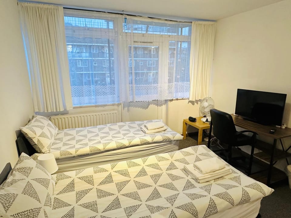 Bed, TV and multimedia, Photo of the whole room