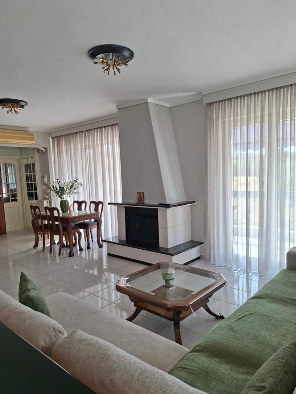 TV and multimedia, Living room, Seating area, Dining area