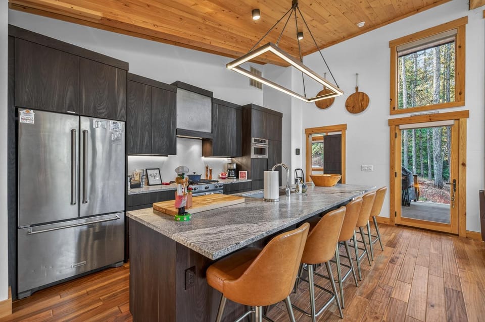 Black Diamond Chalet! Quiet, Private Mountain Luxury- Near Tamarack Resort- Lake Cascade House in Valley County
