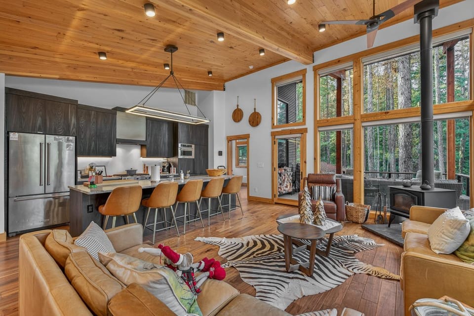 Black Diamond Chalet! Quiet, Private Mountain Luxury- Near Tamarack Resort- Lake Cascade House in Valley County