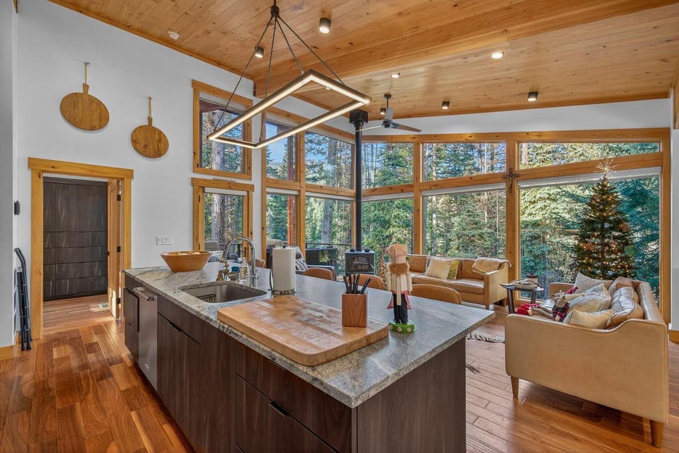 Black Diamond Chalet! Quiet, Private Mountain Luxury- Near Tamarack Resort- Lake Cascade House in Valley County
