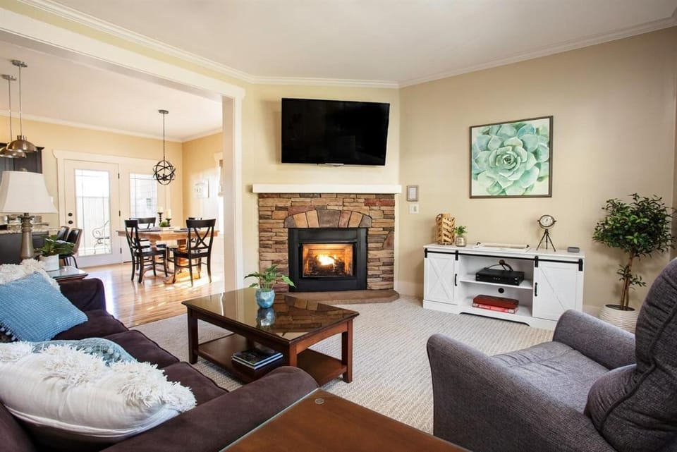 The Romantic Hickory Cottage House in Bent Creek