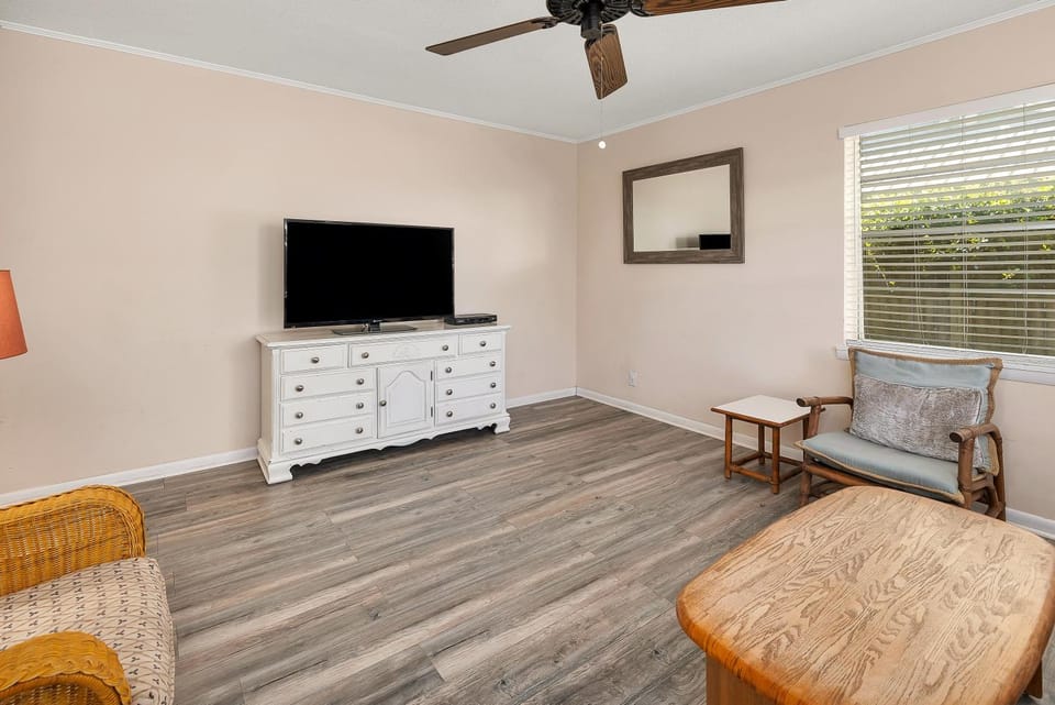 1055 College House in Saint Simons Island
