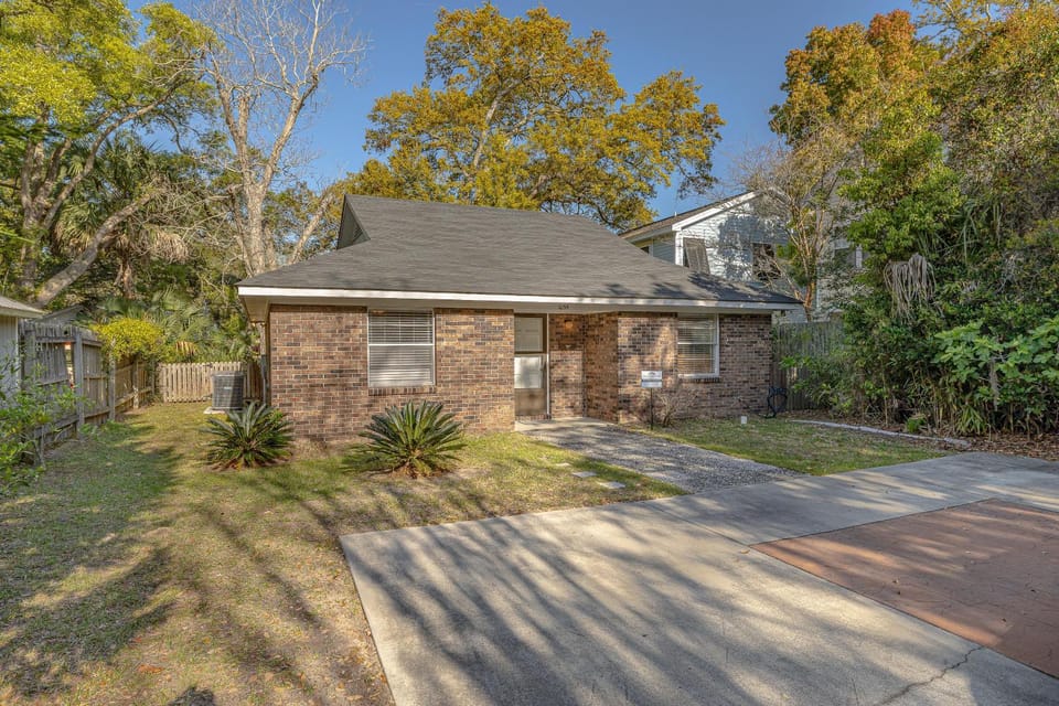 1055 College House in Saint Simons Island