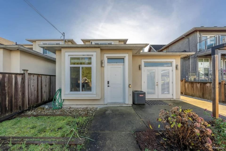 Private Entrance Suite Near Deer Lake & Metro House in Burnaby