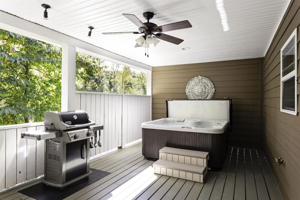 Walnut Cottage Romantic Hot Tub Getaway House in Bent Creek