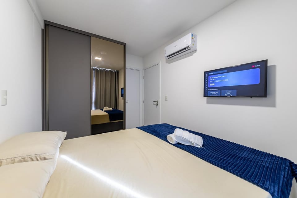 Bed, TV and multimedia, Photo of the whole room, Bedroom, towels, air conditioner