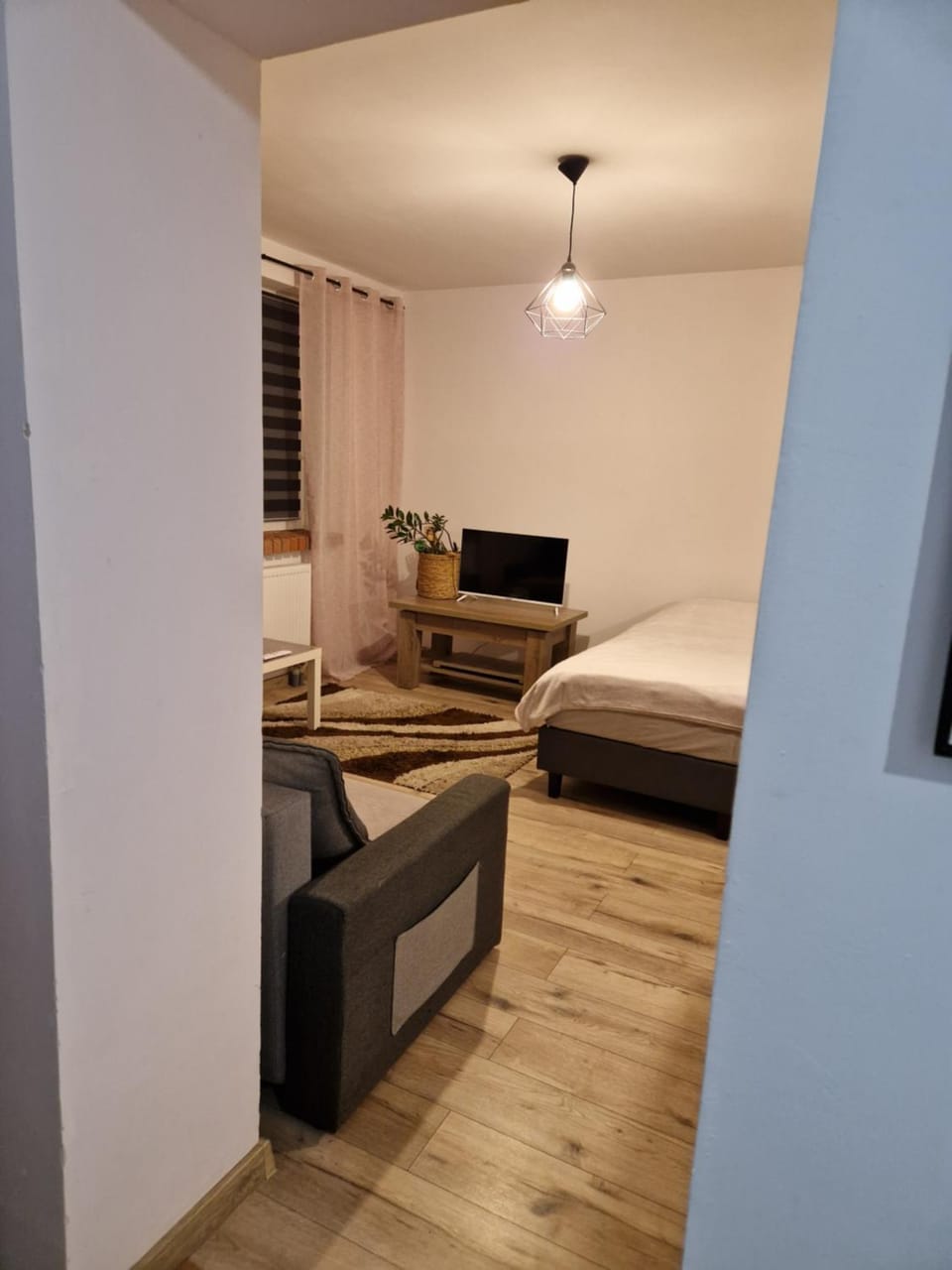 Bed, TV and multimedia, Photo of the whole room, Bedroom