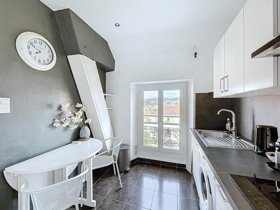 Le Week 5 min Palais 3 bedrooms WIFI Apartment in Cannes