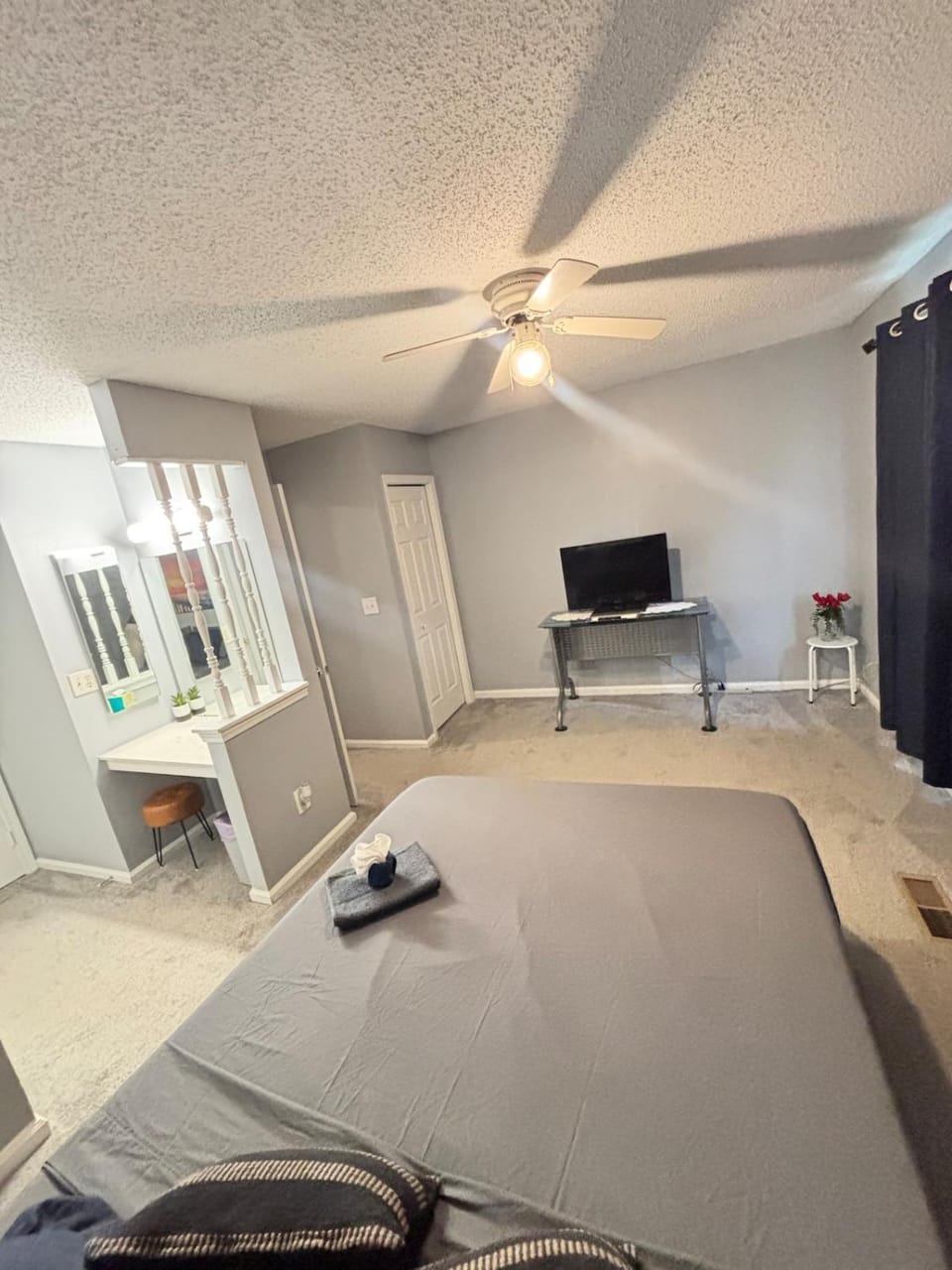 Bed, TV and multimedia, Photo of the whole room, Seating area, Bedroom