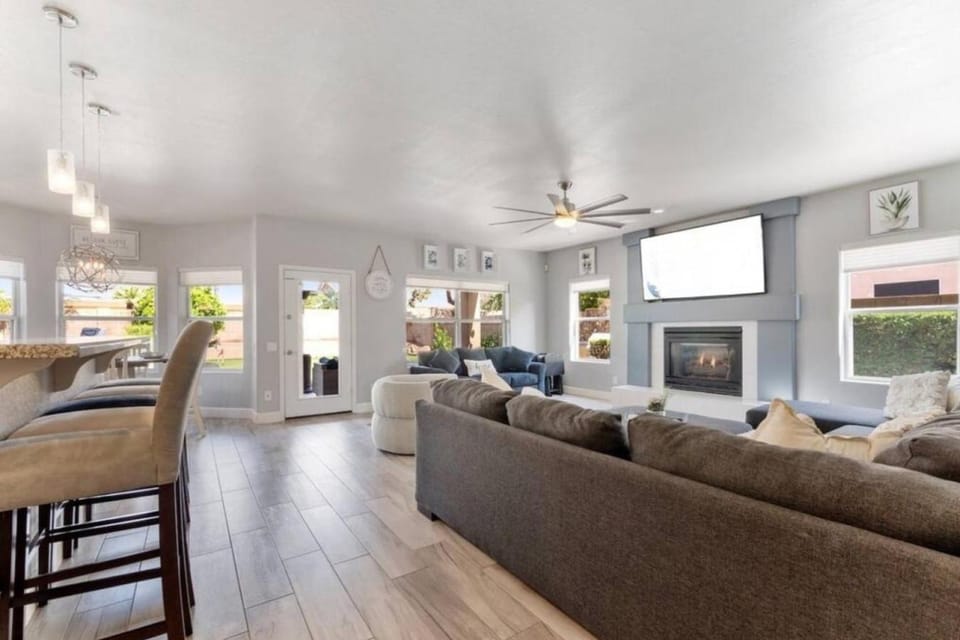 Luxurious All In 1HtdPoolHotTubArcadeGamesMore House in Scottsdale