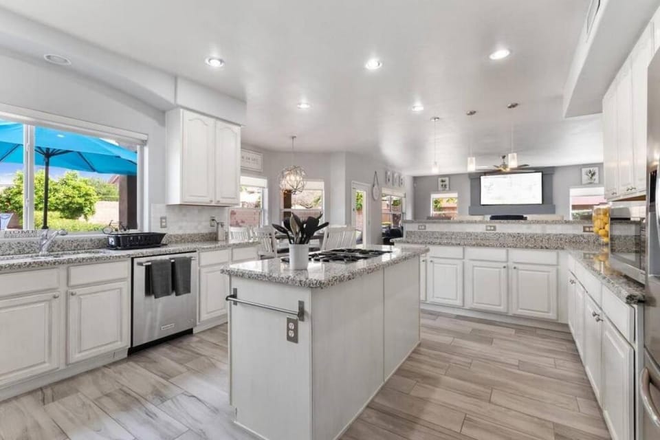 Luxurious All In 1HtdPoolHotTubArcadeGamesMore House in Scottsdale