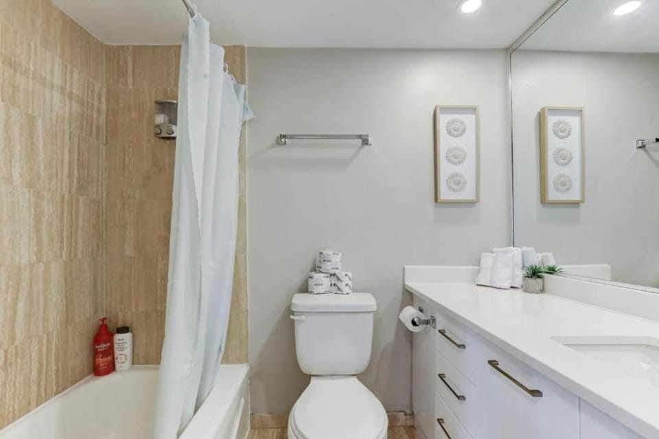 Refined Downtown 1BR Suite - Luxury Comfort Apartment in Montreal
