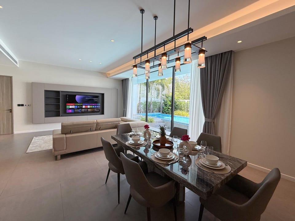 TV and multimedia, Living room, Seating area, Dining area, Pool view