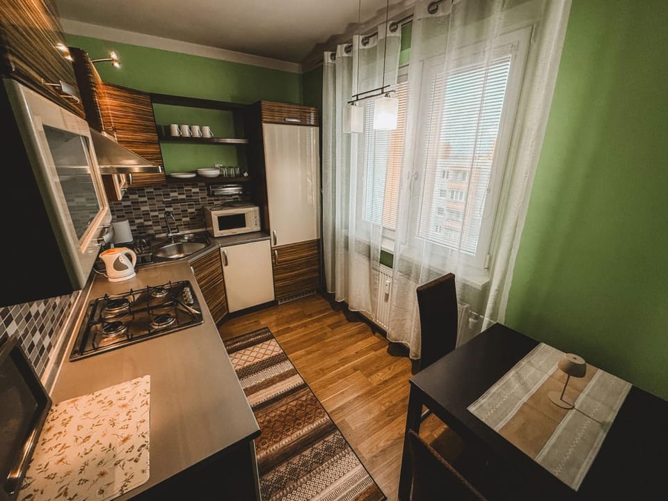 Kitchen or kitchenette, Dining area, minibar, oven, pet friendly, stove