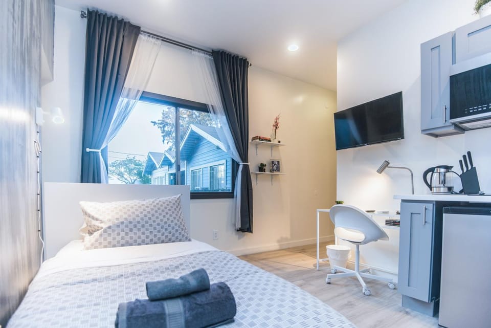 Bed, TV and multimedia, Kitchen or kitchenette, Bedroom