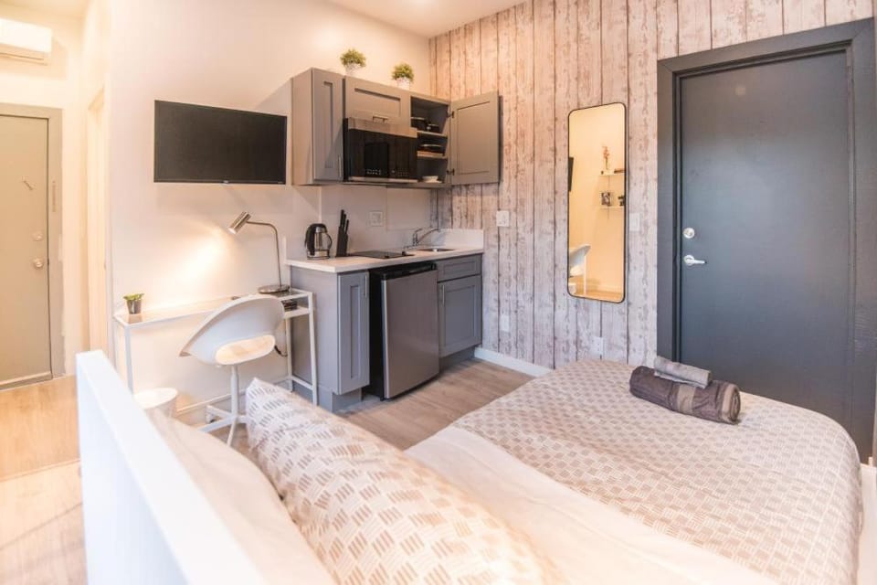 Bed, TV and multimedia, Kitchen or kitchenette, Bedroom