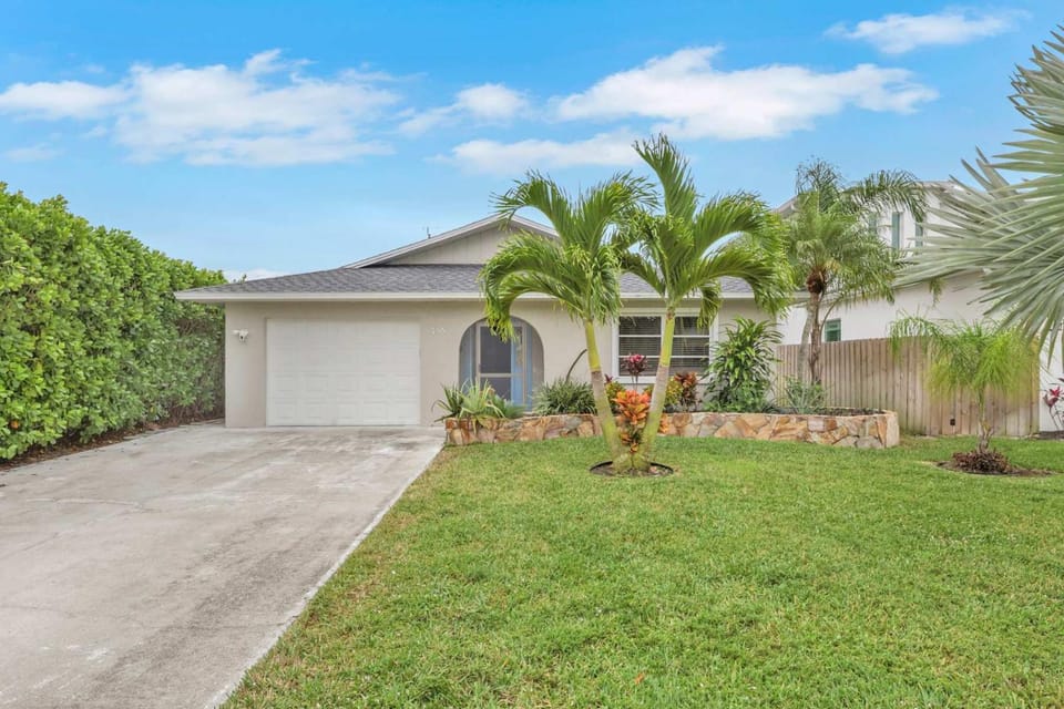 Private Heated Pool & Spa Putt Putt Fire Pit House in Naples Park