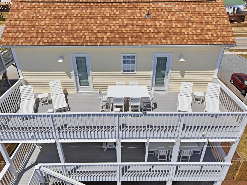 Property building, Patio, Day, Bird's eye view, Balcony/Terrace, Seating area, Dining area, Parking, furniture