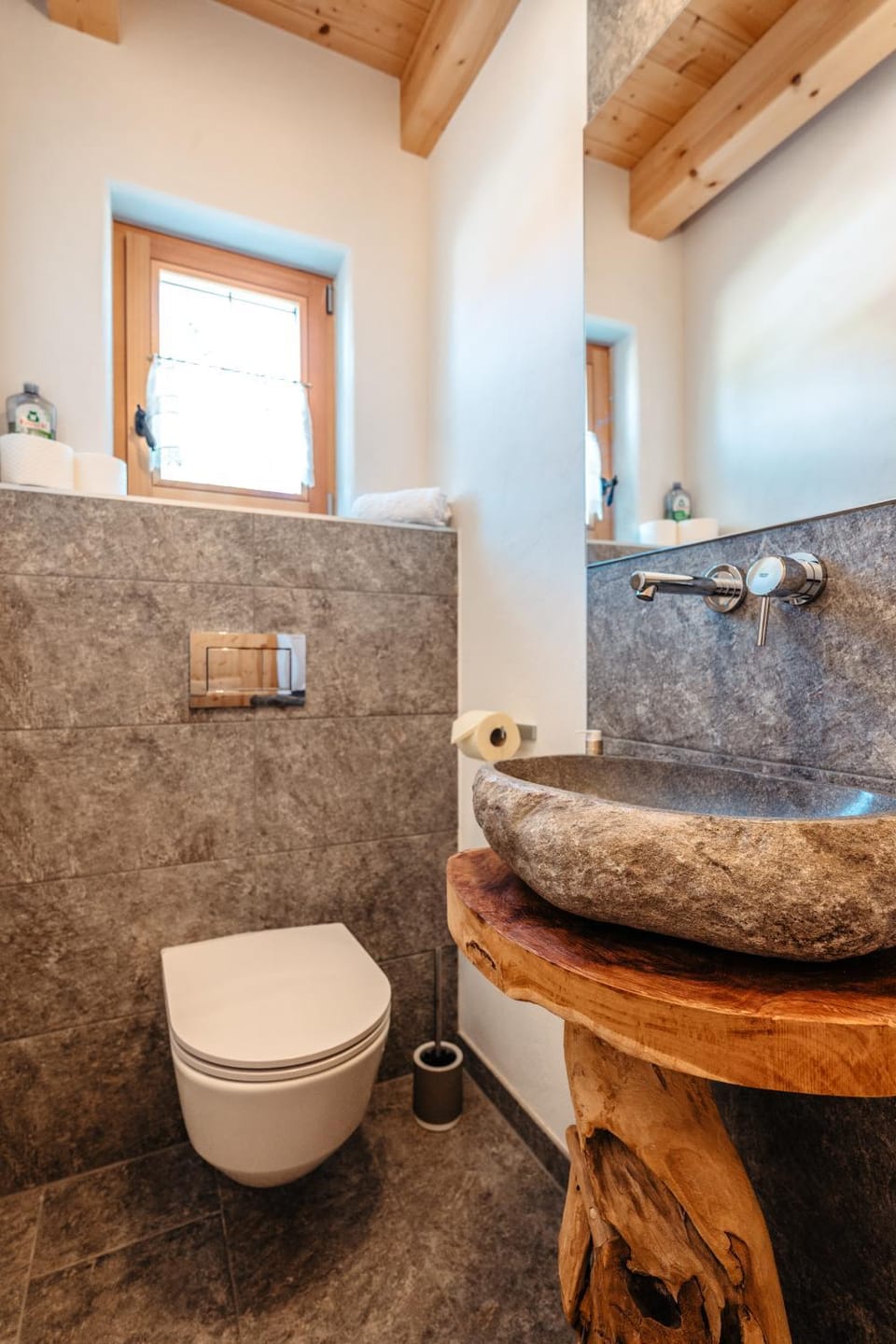 Toilet, towels
