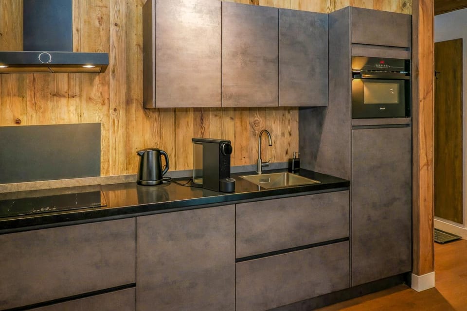 Coffee/tea facilities, Kitchen or kitchenette, stove