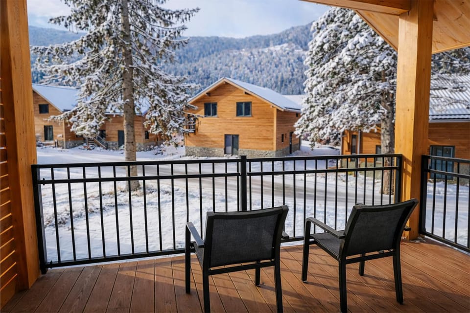 Property building, Day, Natural landscape, Winter, View (from property/room), Balcony/Terrace, Mountain view
