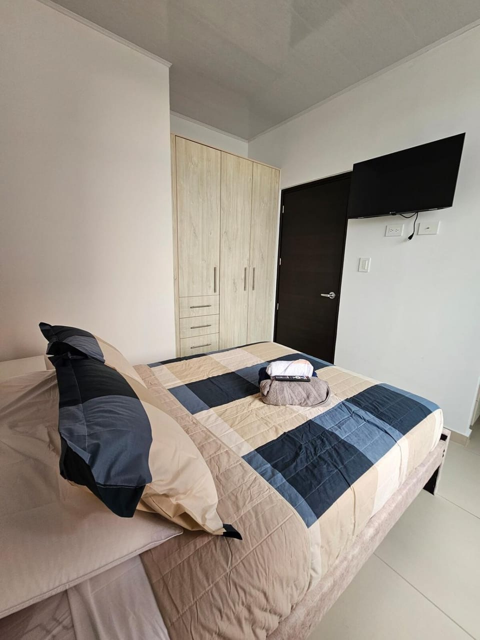 Bed, TV and multimedia, Bedroom, wardrobe