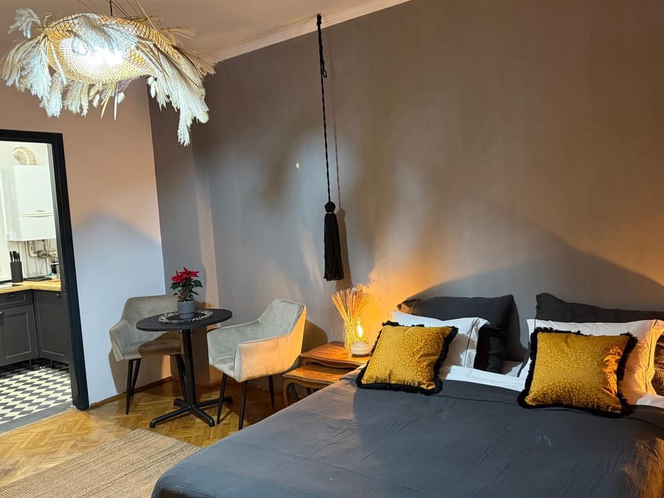 Bed, Living room, Photo of the whole room, Seating area, Bedroom