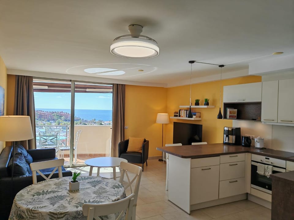 Coffee/tea facilities, Kitchen or kitchenette, Living room, Dining area, oven, stove, toaster
